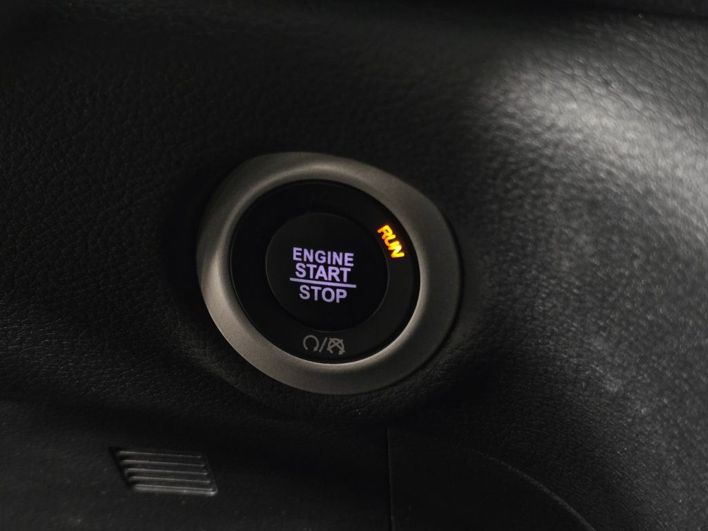 Used 2025 Chrysler Pacifica Limited FWD image 19