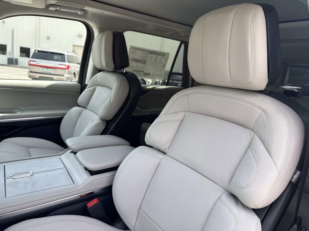 New 2026 Lincoln Navigator Reserve w/ Jet Appearance Package image 23