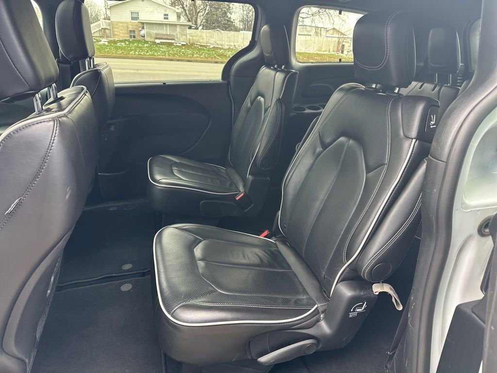 Used 2025 Chrysler Pacifica Limited image 12