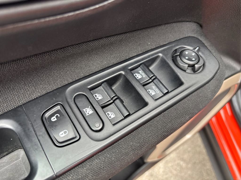 Used 2015 Jeep Renegade Latitude w/ Popular Equipment Group AWD/4WD image 33