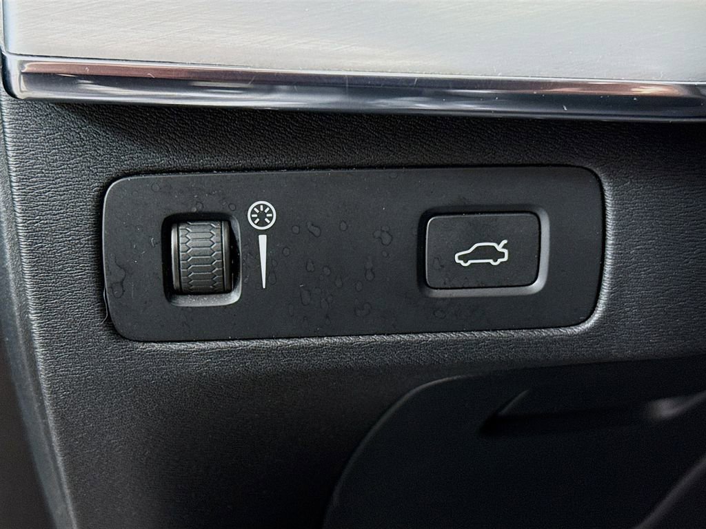 Used 2016 Volvo XC90 T5 Momentum image 10