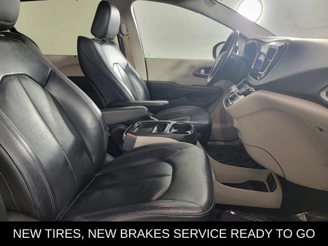 Used 2017 Chrysler Pacifica Touring-L FWD image 18