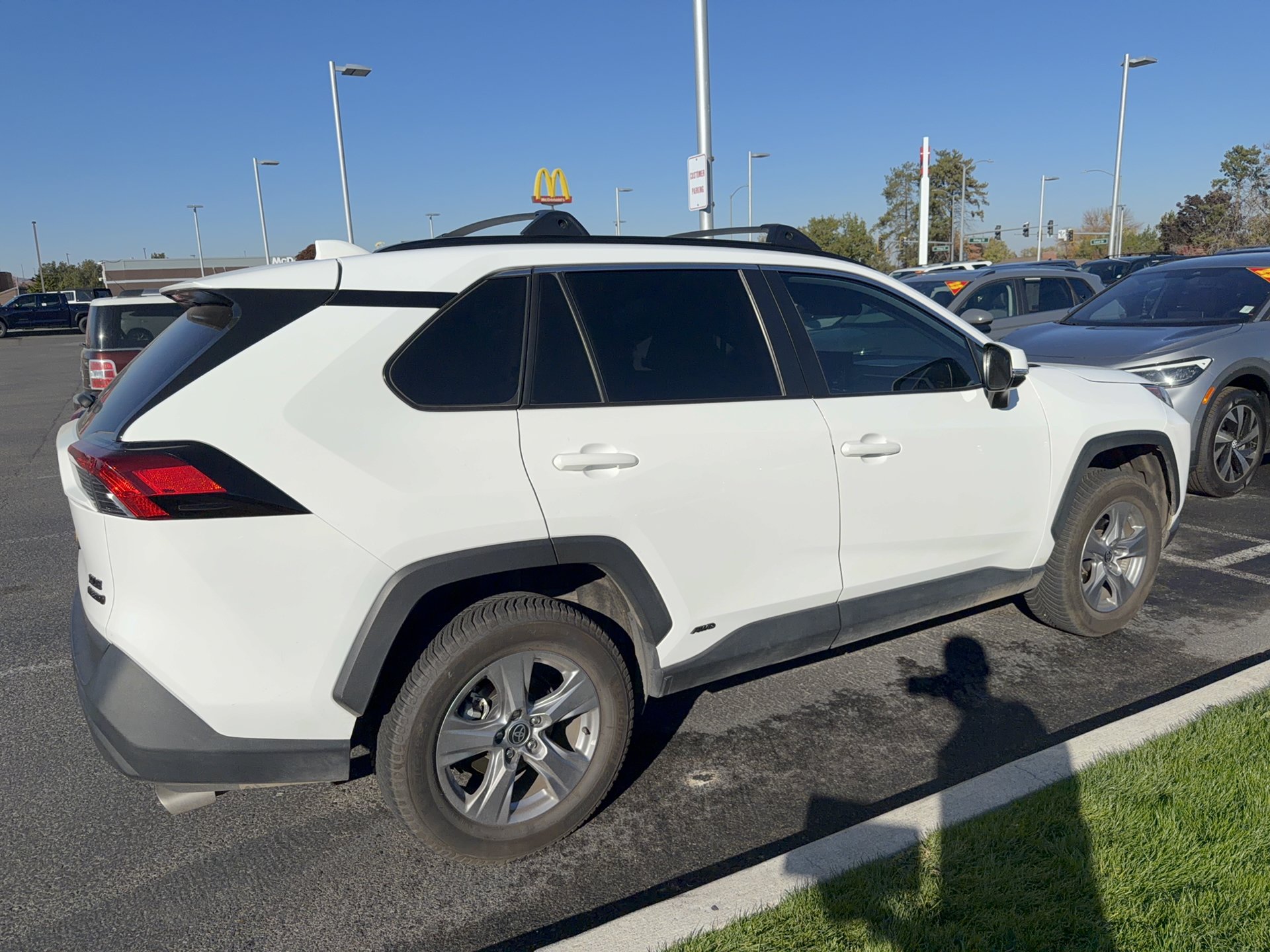 Used 2022 Toyota RAV4 XLE w/ XLE Grade Weather Package AWD/4WD image 5
