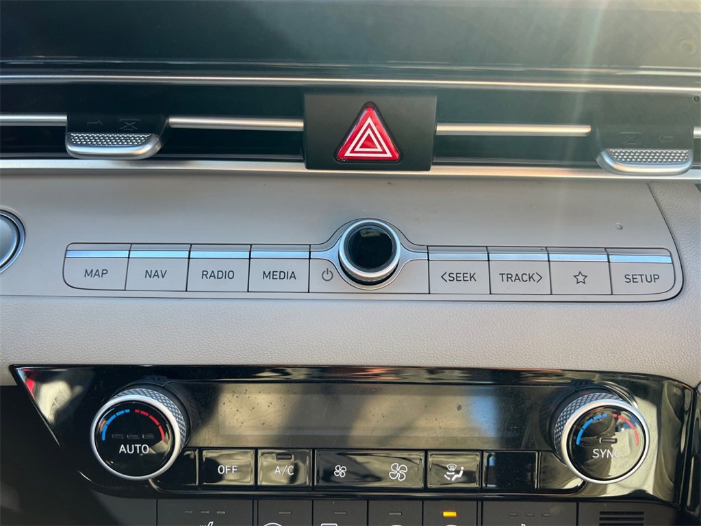 Used 2023 Hyundai Elantra Limited image 30