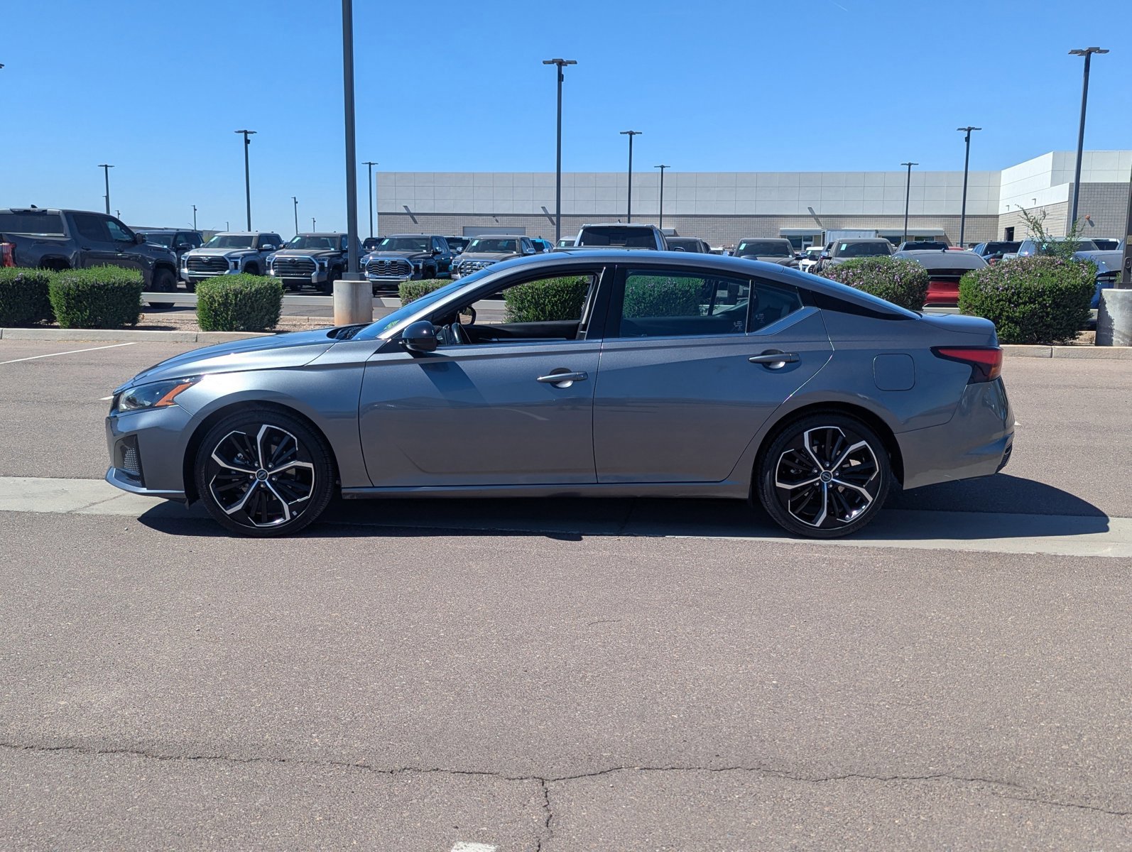 Used 2023 Nissan Altima 2.5 SR image 2