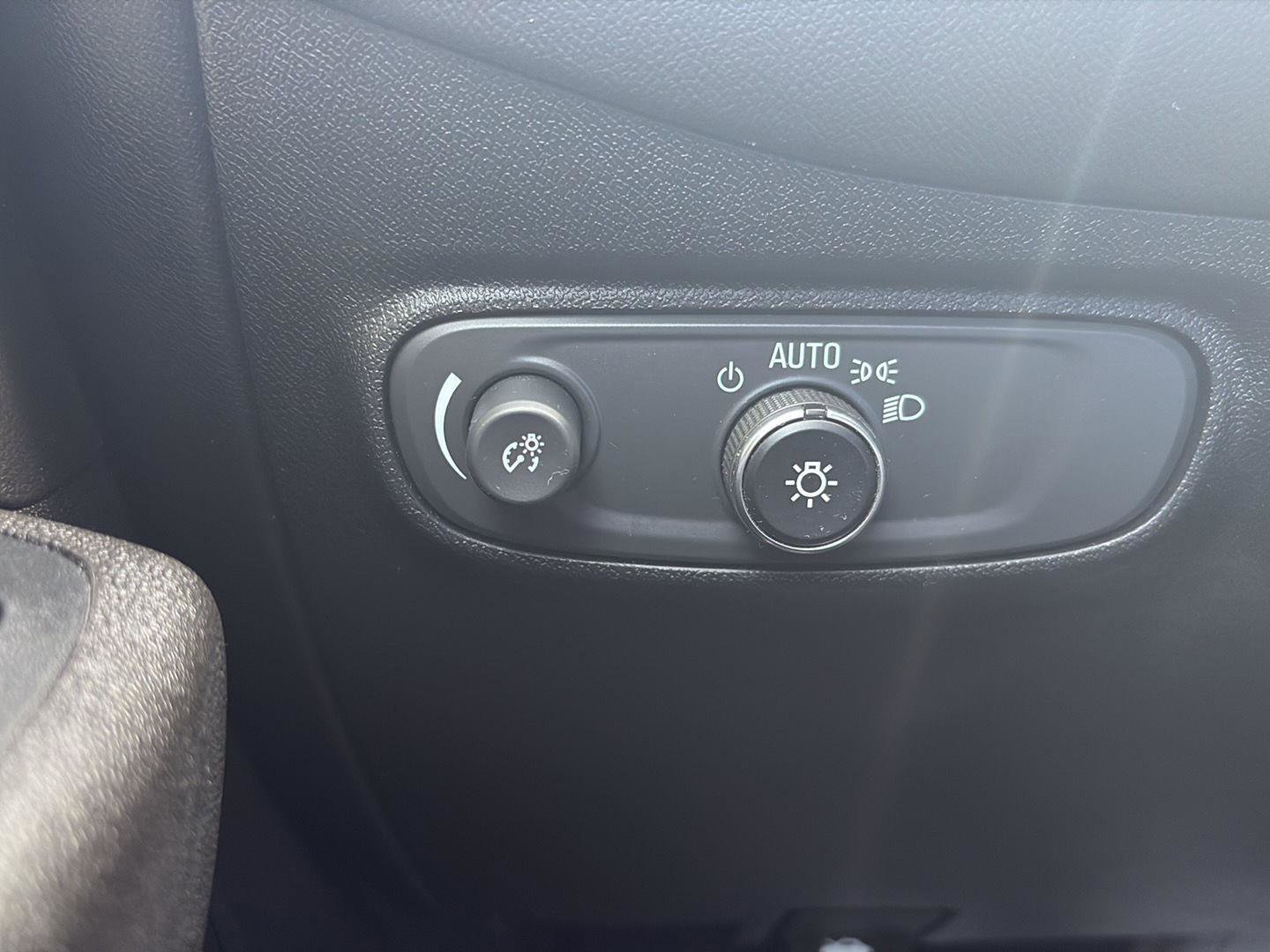 Used 2018 Chevrolet Equinox LT AWD/4WD image 32