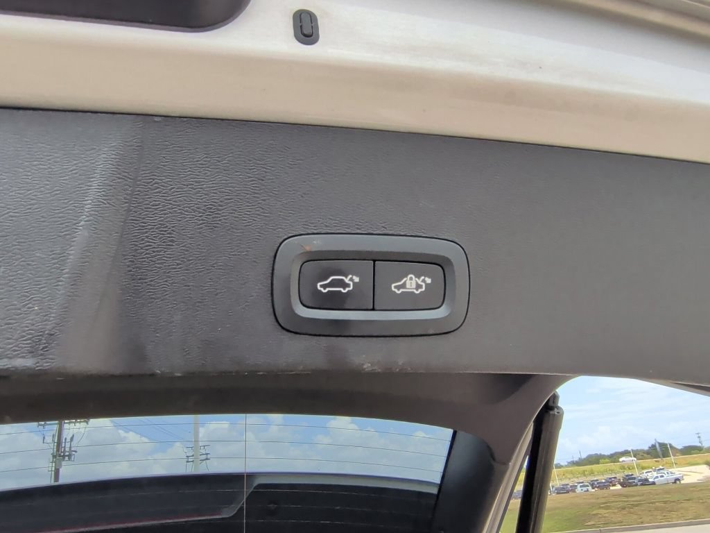Used 2025 Volvo XC40 B5 Plus AWD/4WD image 41