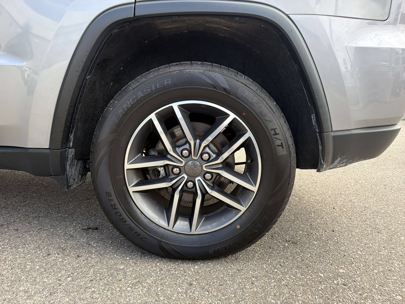 Used 2019 Jeep Grand Cherokee Laredo w/ Security & Convenience Group AWD/4WD image 16