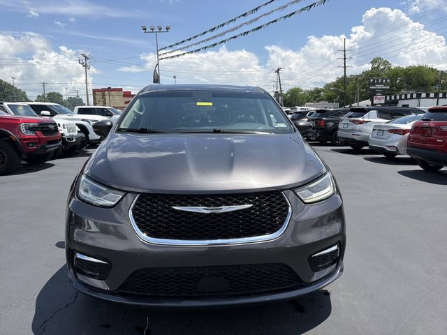 Used 2023 Chrysler Pacifica Touring-L FWD image 11