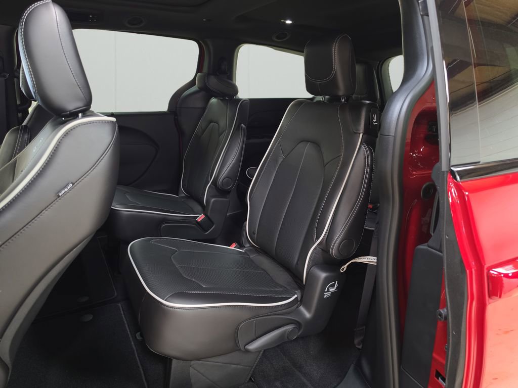 New 2026 Chrysler Pacifica Limited image 16