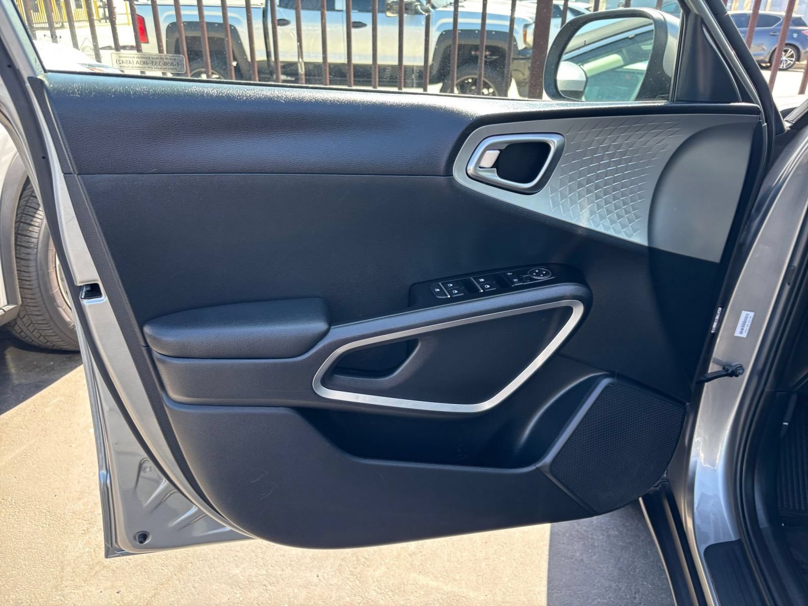 Used 2025 Kia Soul LX w/ LX Technology Package FWD image 18