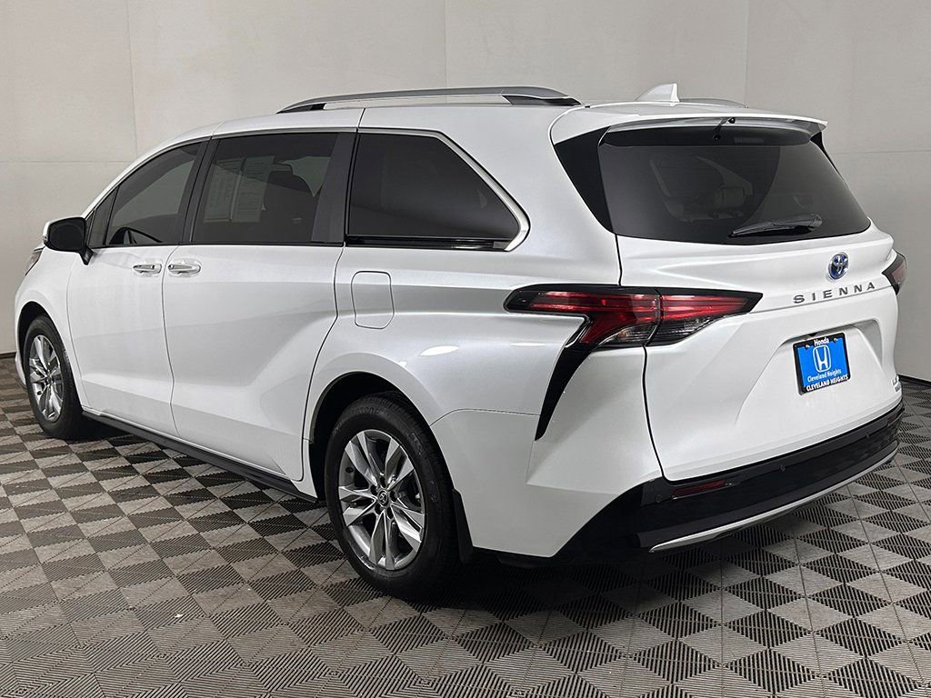 Used 2024 Toyota Sienna Limited FWD image 10