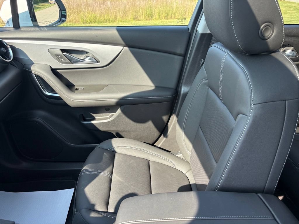 New 2026 Chevrolet Blazer LT w/ LPO, Arctic Package FWD image 17