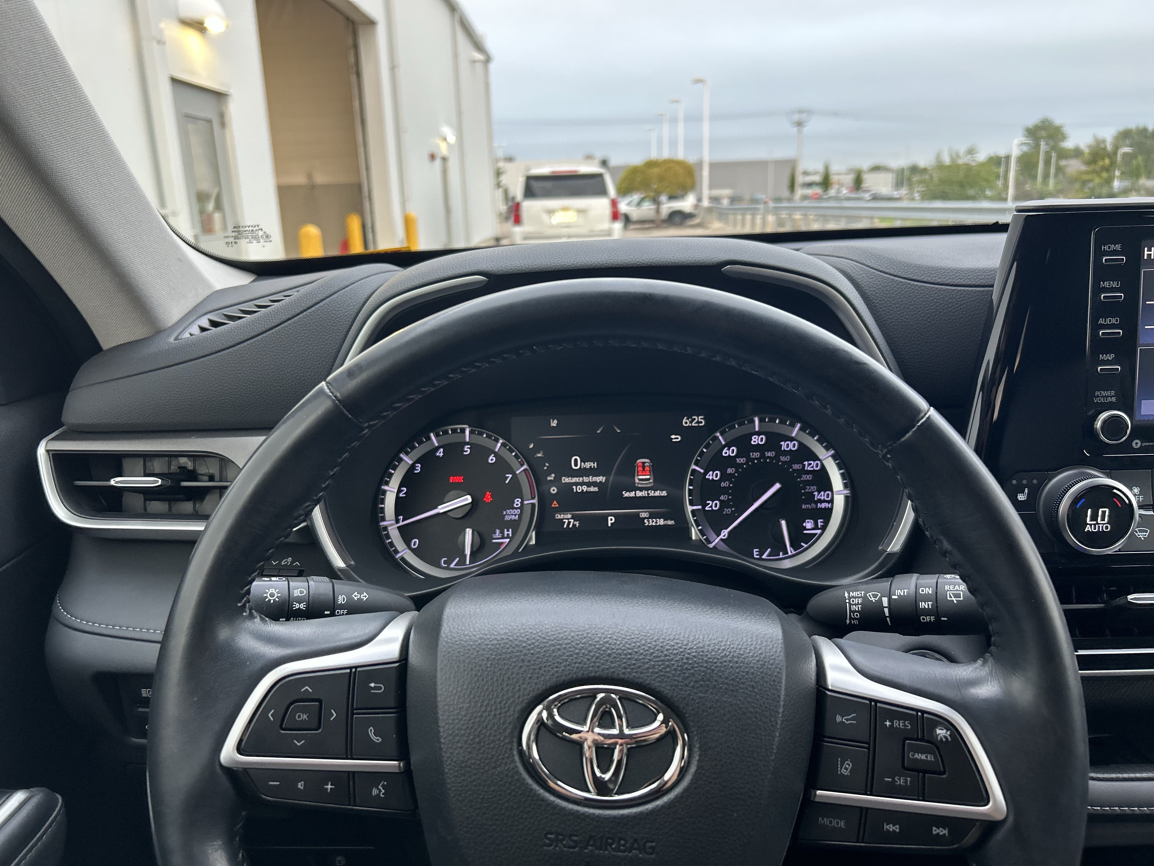 Used 2022 Toyota Highlander XLE AWD/4WD image 16