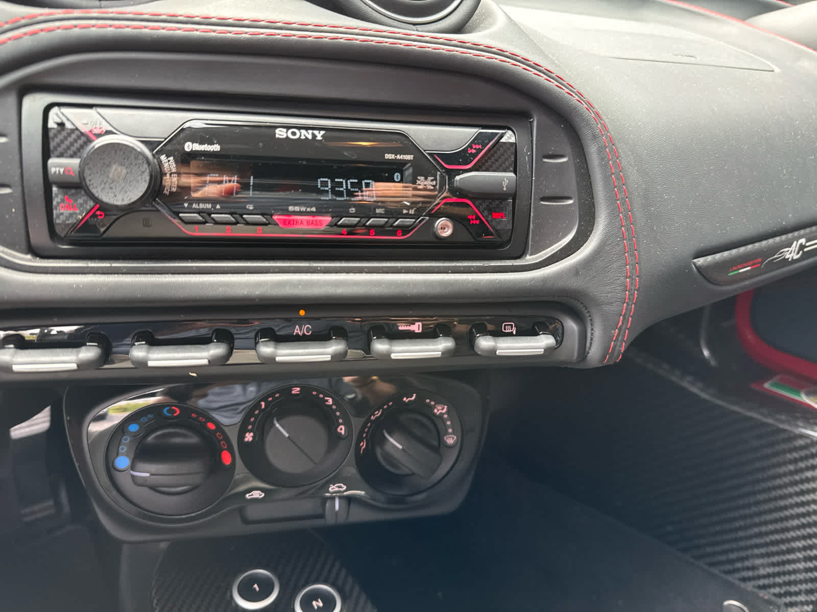 Used 2015 Alfa Romeo 4C Launch Edition w/ Convenience Group RWD image 18