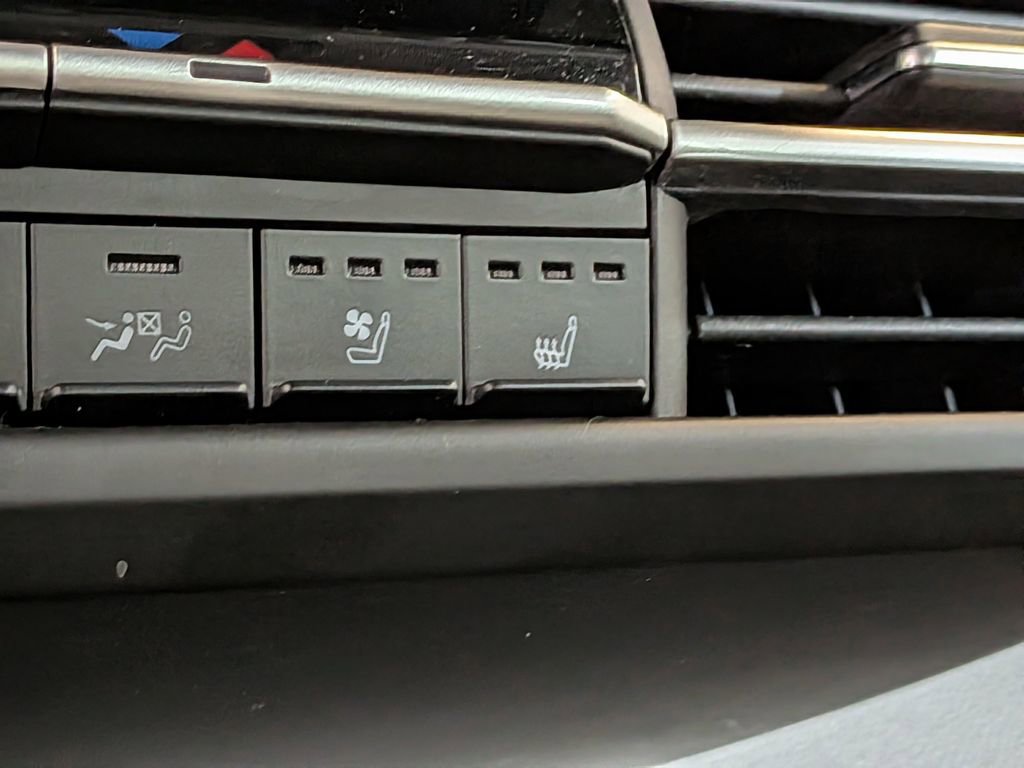 Used 2021 Toyota Sienna Limited image 25