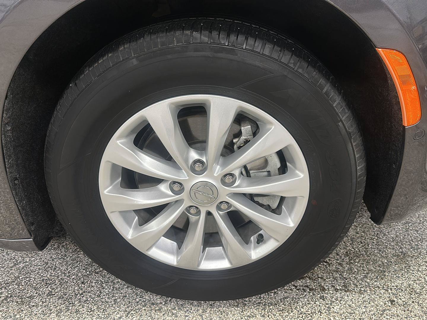 Used 2019 Chrysler Pacifica Touring Plus w/ Advanced Safetytec Group FWD image 9