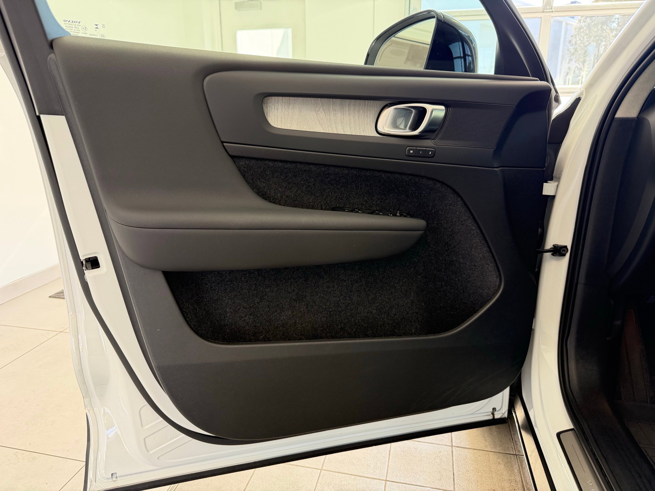 Certified 2025 Volvo XC40 B5 Plus image 17