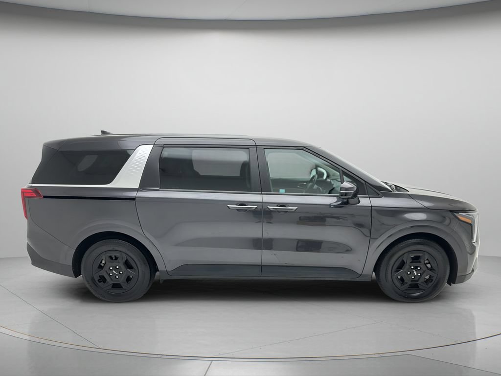 Used 2025 Kia Carnival FWD image 4