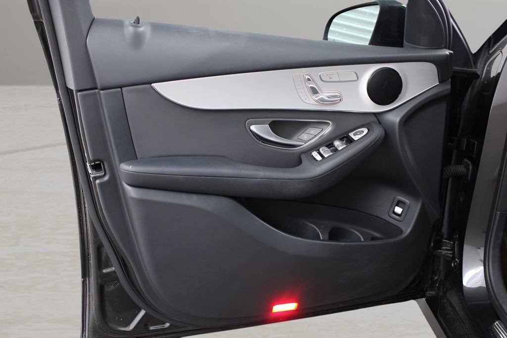 Used 2021 Mercedes-Benz GLC 300 image 9