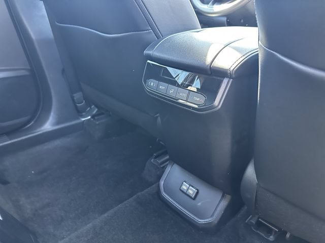 Used 2023 Toyota Highlander XLE AWD/4WD image 40