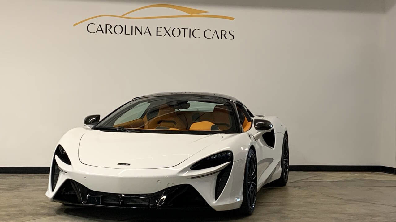 Used 2025 McLaren Artura Spider image 1