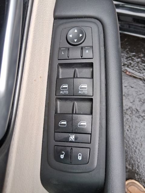 Used 2024 Chrysler Pacifica Touring-L image 10