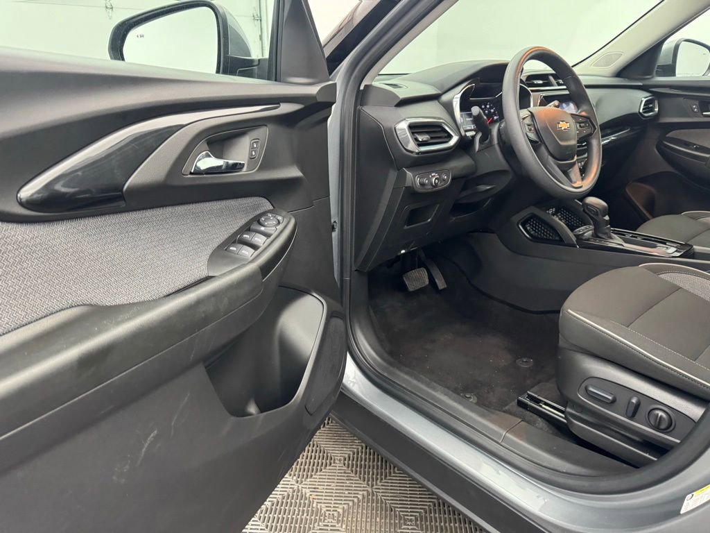 Used 2023 Chevrolet TrailBlazer LT w/ Convenience Package FWD image 11