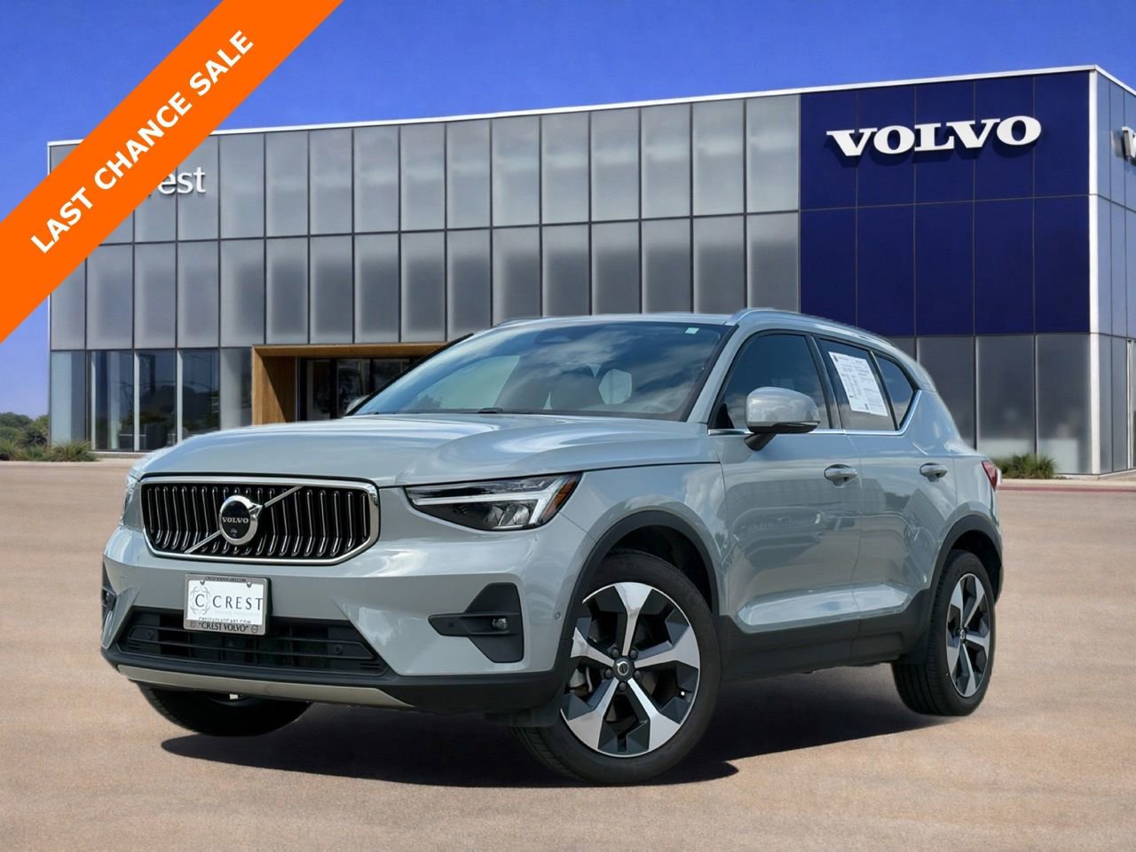 Certified 2025 Volvo XC40 B5 Plus AWD/4WD image 1