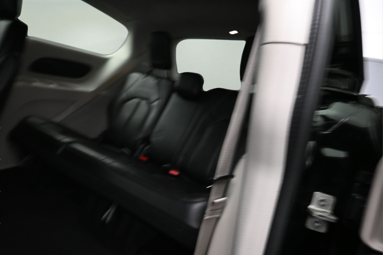 Used 2024 Chrysler Pacifica Touring-L FWD image 7