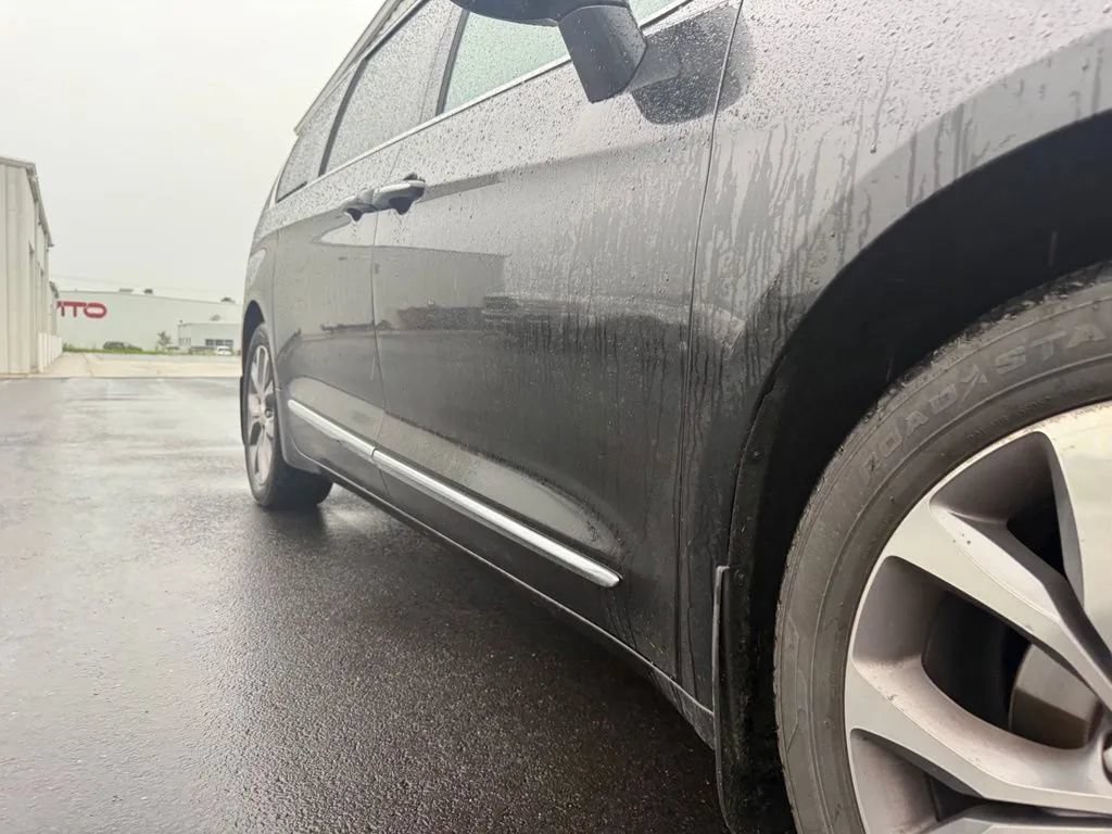 Used 2019 Chrysler Pacifica Limited w/ Tire & Wheel Group FWD image 11