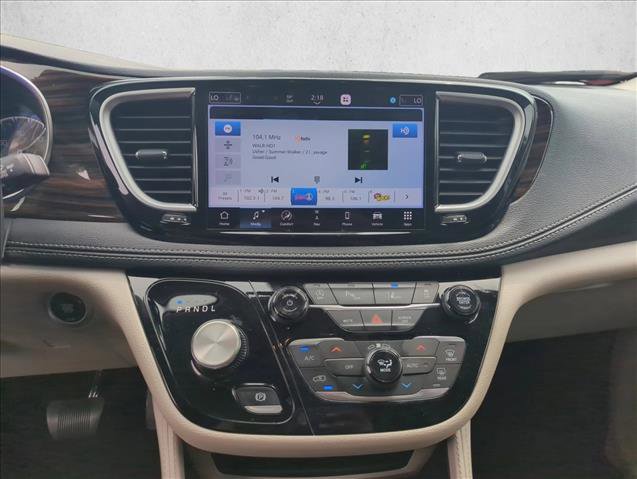 Used 2023 Chrysler Pacifica Limited image 16