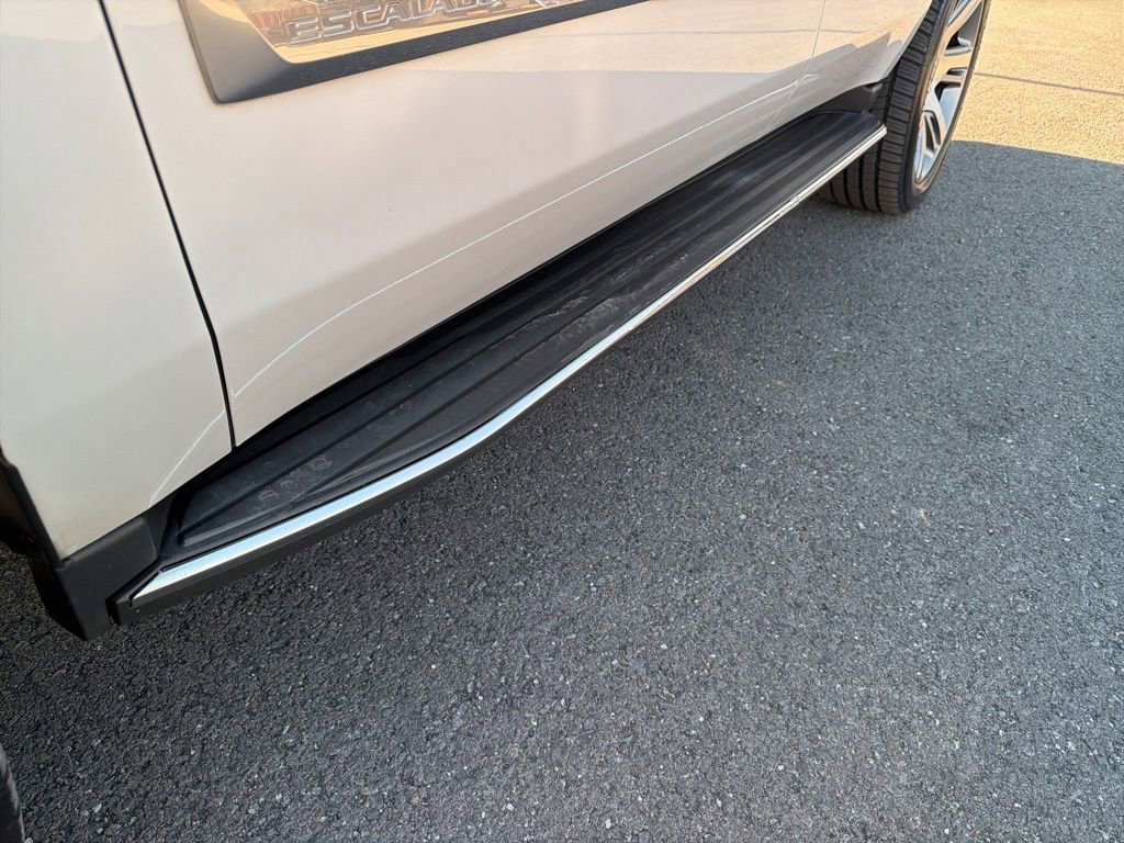 Used 2016 Cadillac Escalade Luxury image 17