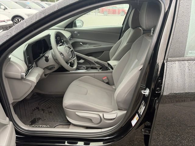 Used 2023 Hyundai Elantra SEL w/ Winter Weather Package FWD image 16