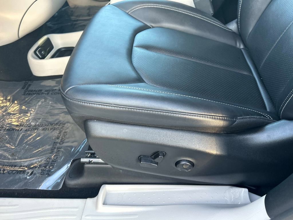 Used 2024 Chrysler Pacifica Touring-L image 23