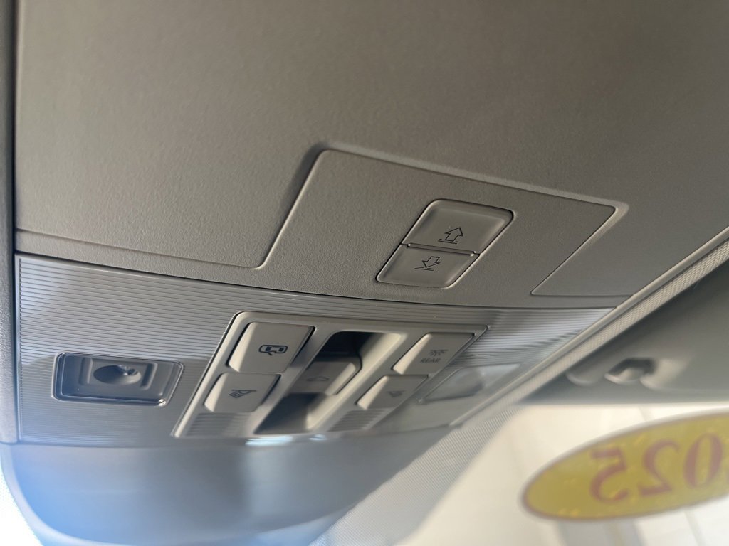 Certified 2025 Volkswagen Taos SE image 30