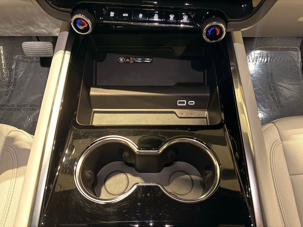 Used 2025 Chevrolet Suburban Premier image 25