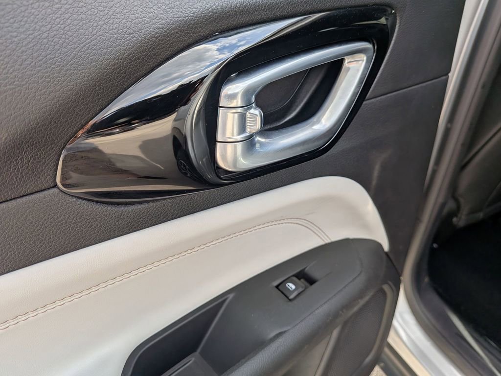 Used 2025 Jeep Compass Limited image 28