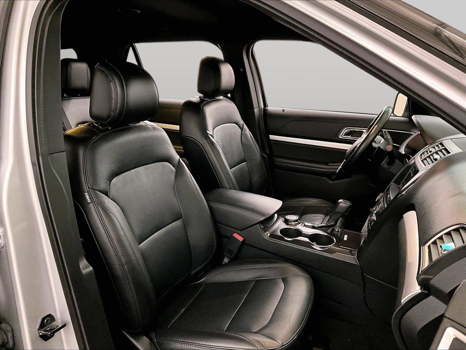 Used 2017 Ford Explorer XLT w/ Equipment Group 202A AWD/4WD image 8