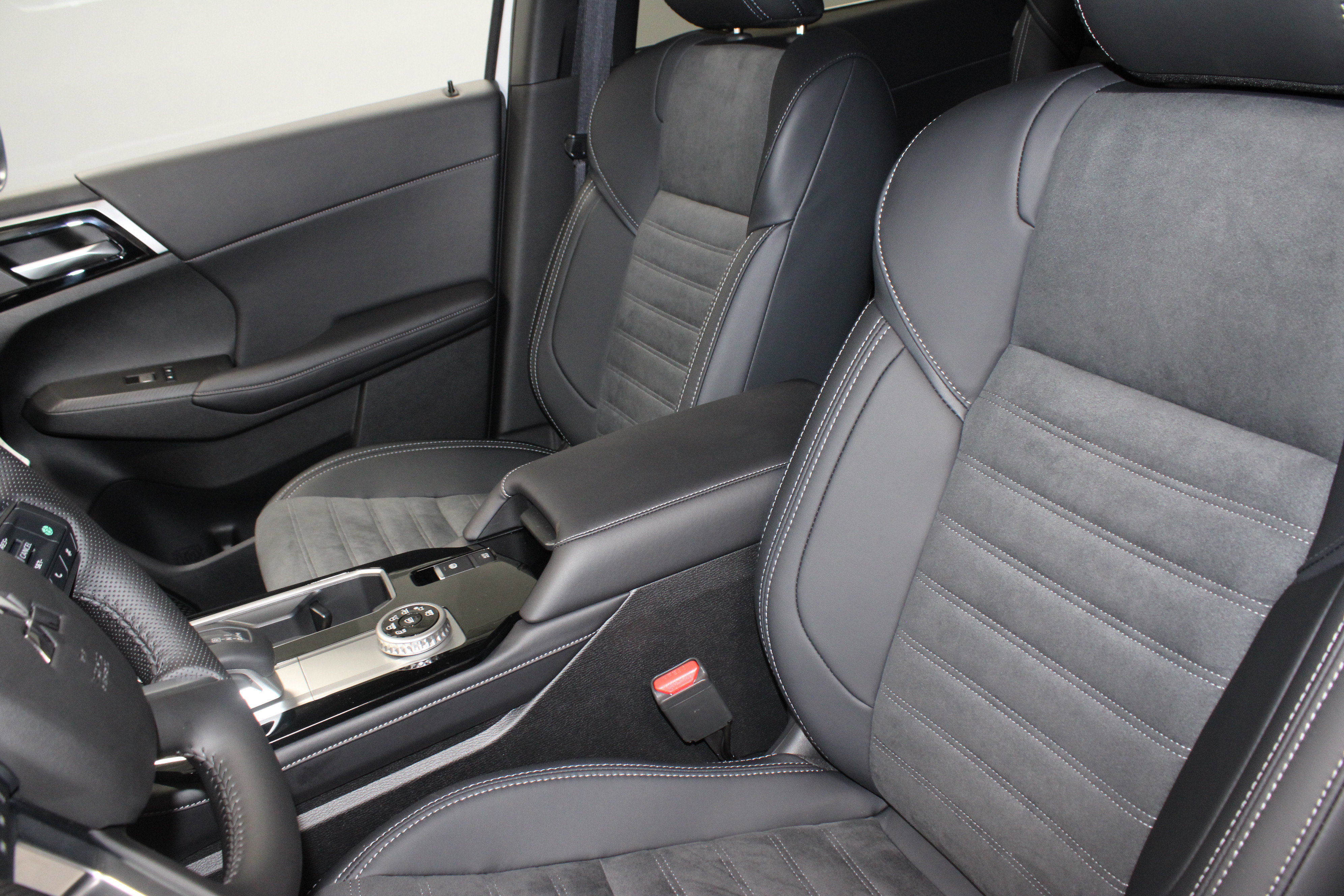 New 2025 Mitsubishi Outlander SE image 18