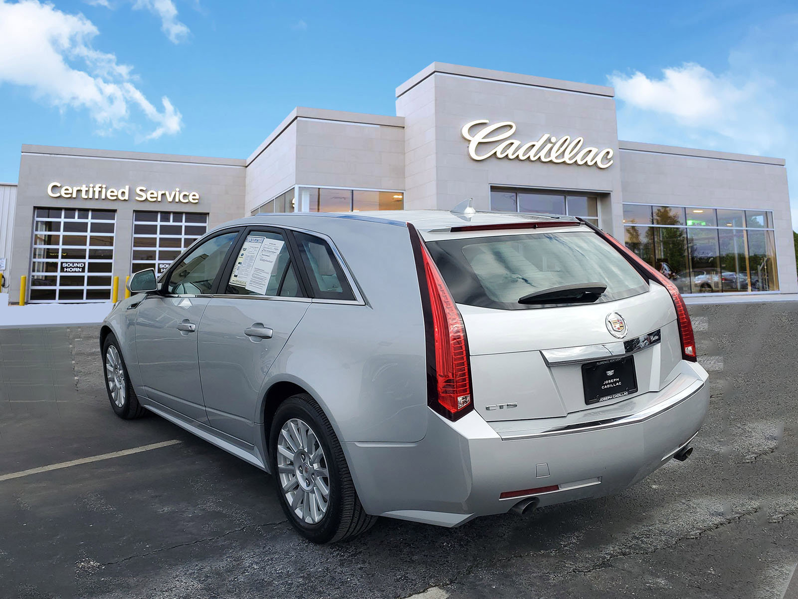 Used 2011 Cadillac CTS Wagon image 2