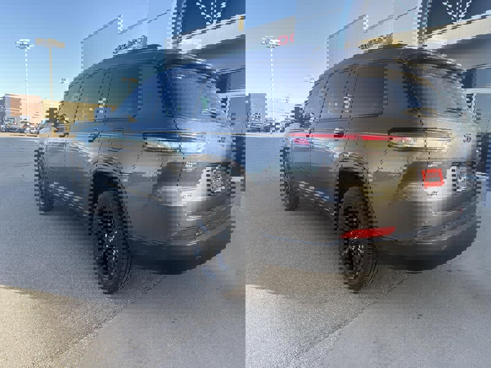 Used 2023 Jeep Grand Cherokee Limited image 2