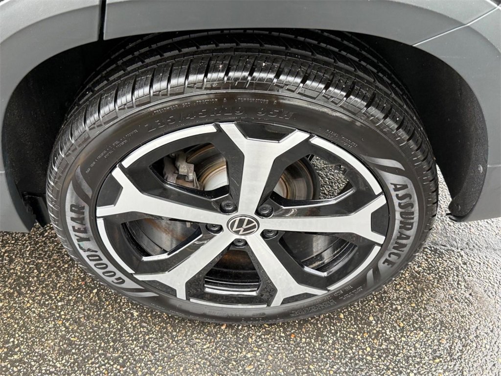 Certified 2025 Volkswagen Taos SEL image 7