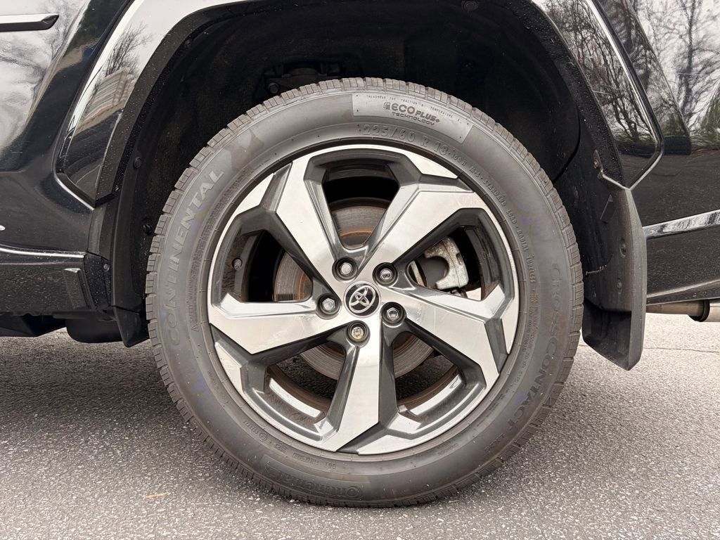 Used 2022 Toyota RAV4 SE w/ Weather & Moonroof Package image 31