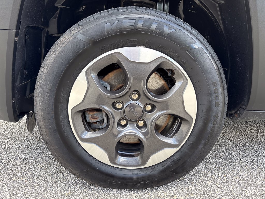 Used 2016 Jeep Renegade Latitude AWD/4WD image 14