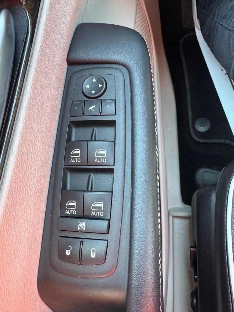 Used 2023 Chrysler Pacifica Limited FWD image 25