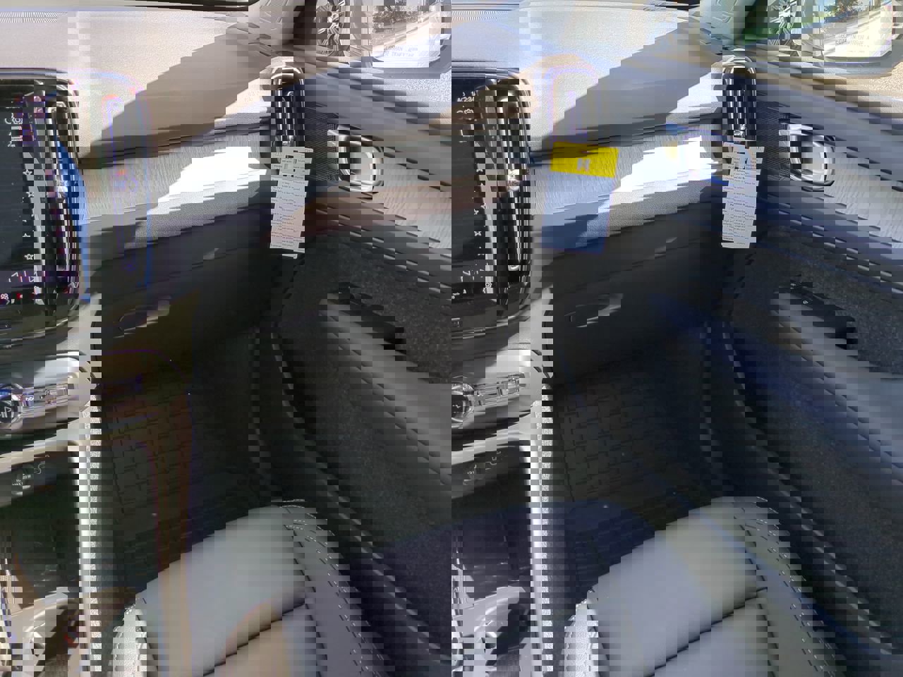 New 2025 Volvo XC40 B5 Core w/ Protection Package Premier image 15