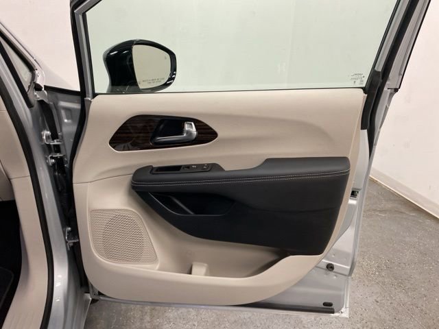 Used 2024 Chrysler Pacifica Limited image 27