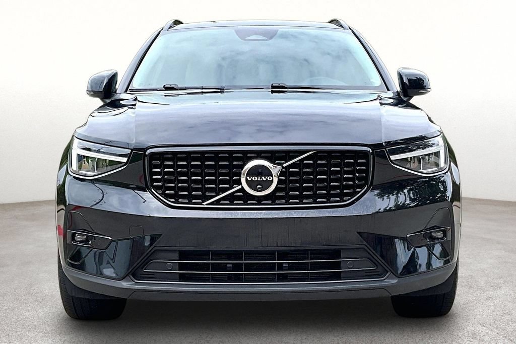Certified 2023 Volvo XC40 B5 Plus w/ Driver Assist Package AWD/4WD image 4