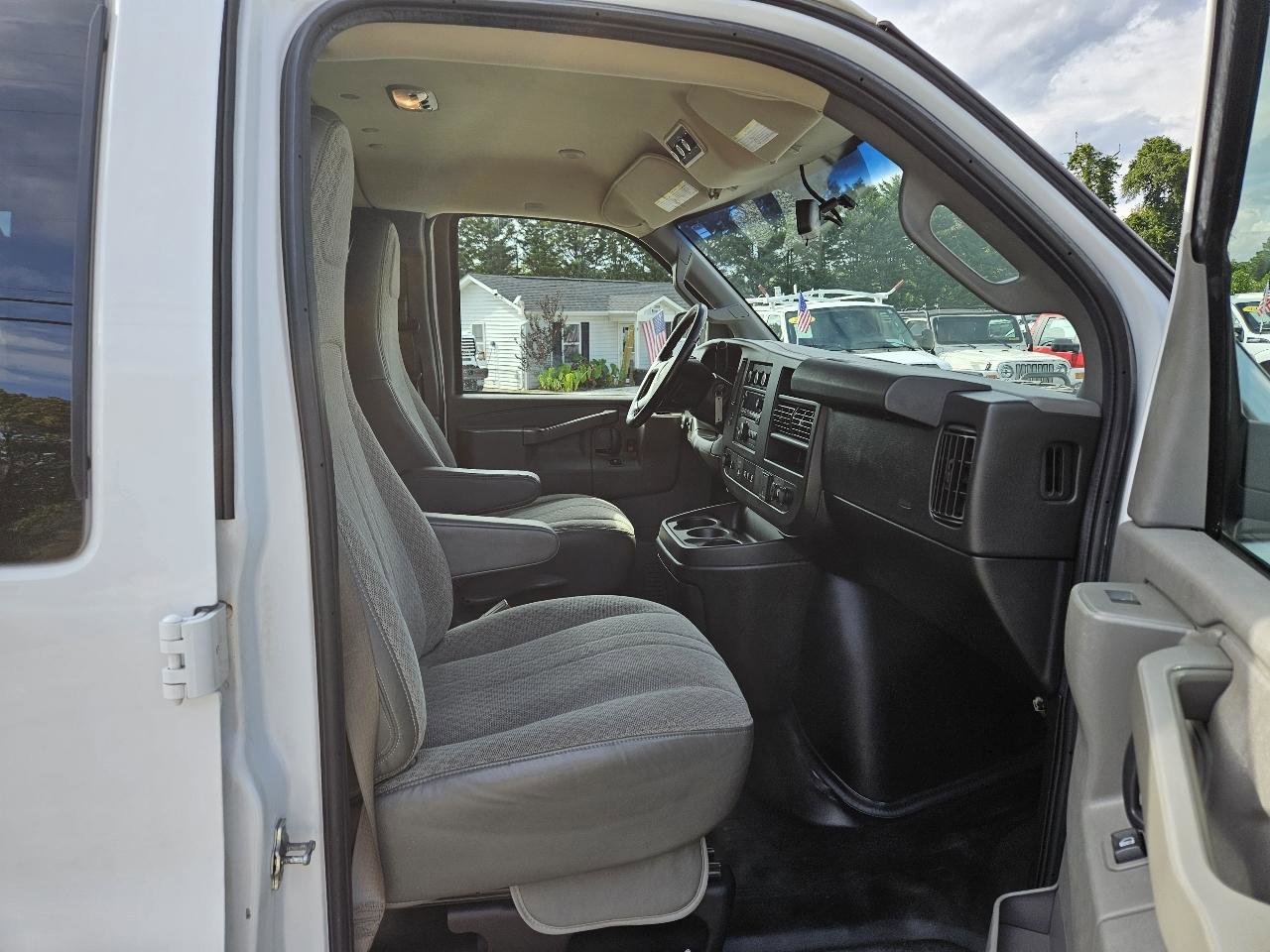 Used 2020 Chevrolet Express 3500 LS image 26
